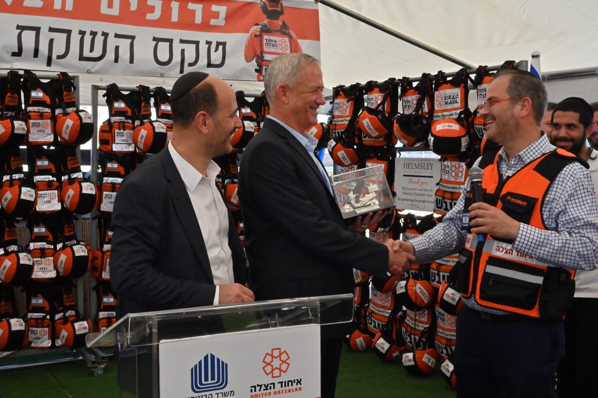 gantzbe's tweet photo. שמחתי מאוד לבקר אתמול במוקד הארצי של ארגון ״איחוד הצלה״, ארגון שכל כולו רוח התנדבות ועשייה שאין חשובה ממנה בהצלת חיים. https://t.co/DYr1xyk5QS