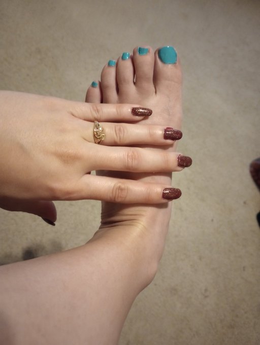 I'm a fancy bitch that got to use Holo Taco polish for the first time ever and I'm in loveeee. https://t<a href="/tag/alt"class="tags"><span>#alt</span></a><a href="/tag/nonnude"class="tags"><span>#nonnude</span></a><a href="/tag/egirl"class="tags"><span>#egirl</span></a><a href="/tag/camgirl%D9%90"class="tags"><span>#camgirlِ</span></a>