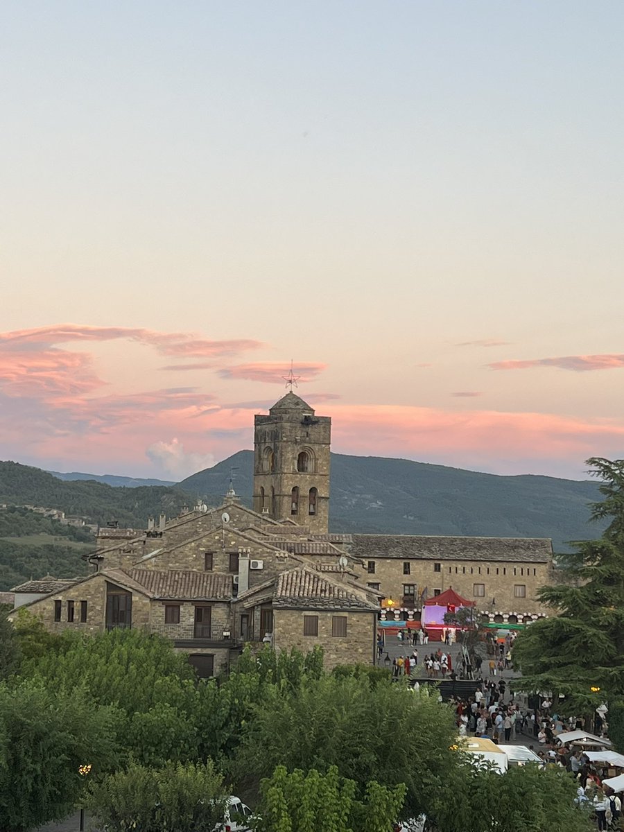corinne_crabe's tweet photo. Nuit spectaculaire à #ainsa avec la représentation théâtralisée de la #morisma #histoire #culture @VilladeAinsa @turismosobrarbe @quiqueainsa  à #castillo fortaleza de Ainsa https://t.co/U7AXQ4Sp3S