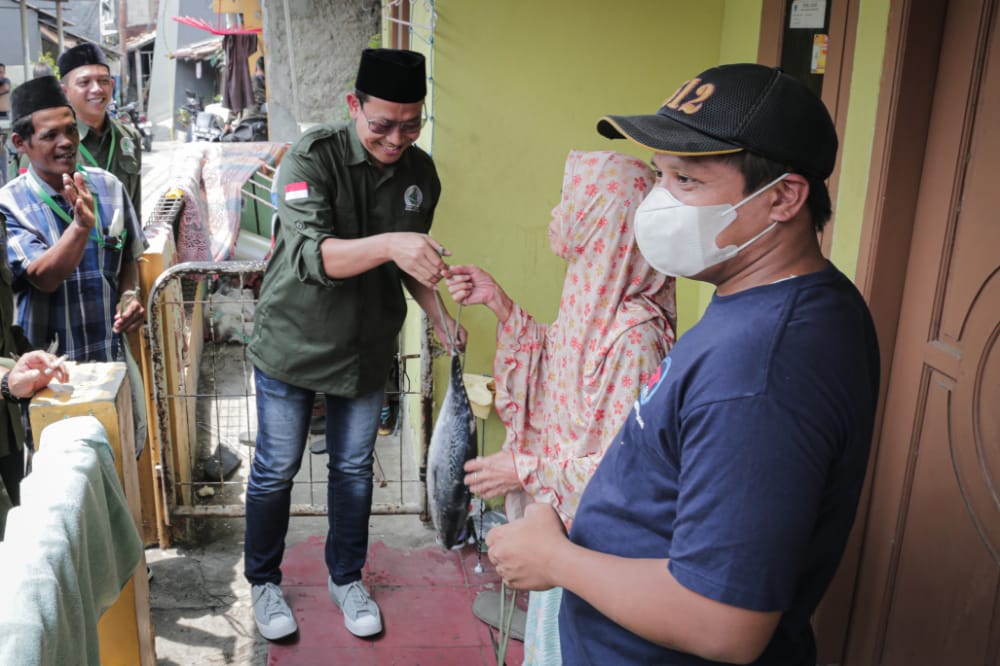 Al_Aslan20's tweet photo. NU bagi-bagi Ikan Gratis Gaes 😍
Katanya kegiatan Serikat Nelayan NU bagi-bagi ikan itu sekaligus mensosialisasikan program pemerintah untuk gemar makan ikan.
#WITJAKSONO
#SNNU
https://t.co/F31iv8ozpR https://t.co/dM1hi37yvY