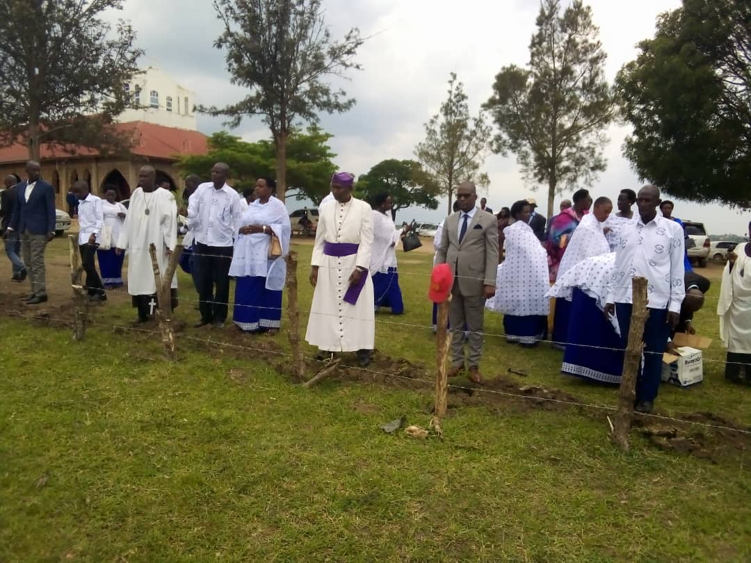 The Director statehouse political mobilisation Robert Rwakandare together with Rtd Bishop John muhanguzi of North Ankole were the chief guests at the launching of tree planting at St luke church of Uganda Rwobusisi, kinoni Subcounty kirihura District which is led by Rev Nabasa.