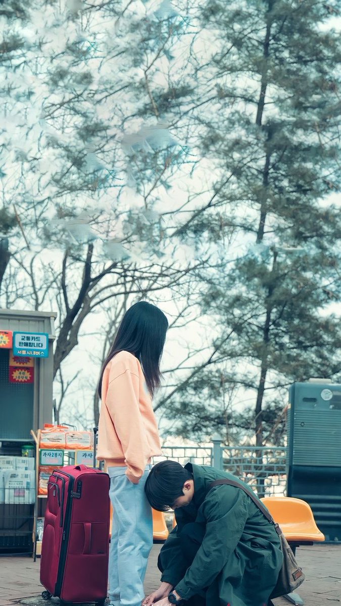gravitysus's tweet photo. Visualmente, veinticinco veintiuno es una de los dramas más bonitos que he visto. Quizás solo es mi obsesión con como lucían los late 90’s y los años 2000’s en asia, pero me gusta mucho la ambientación que hicieron para el drama 🥺 https://t.co/UEHfmTSJkv