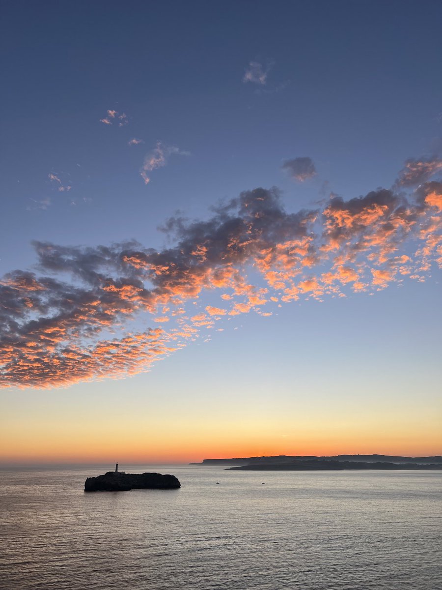 AndreasAtETH's tweet image. Gooooood morning #Santander, #Spain. 
I wish you a happy #quantum day at the @UIMP summer school organized by @D_Porras_Torre and @jjgarciaripoll. 
In case you missed the #sunrise, here it is!
