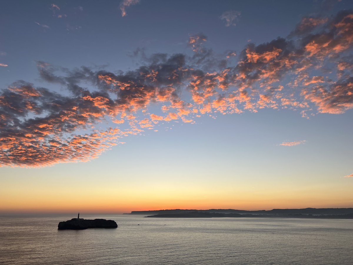 AndreasAtETH's tweet image. Gooooood morning #Santander, #Spain. 
I wish you a happy #quantum day at the @UIMP summer school organized by @D_Porras_Torre and @jjgarciaripoll. 
In case you missed the #sunrise, here it is!