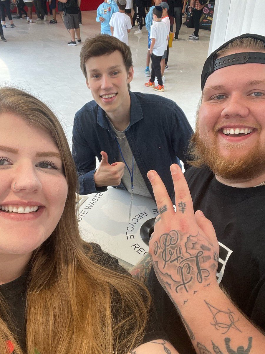 HaleyStetler1D's tweet photo. Met these cool dudes today 😁💖 such a crazy and amazing experience being at the first ever #mrbeastburger restaurant grand opening! The absolute sweetest, most genuine, and authentic people ever! Didn’t get a burger though but I could always go back 😂 just happy to be there❤️ https://t.co/cOxT1O5jLm