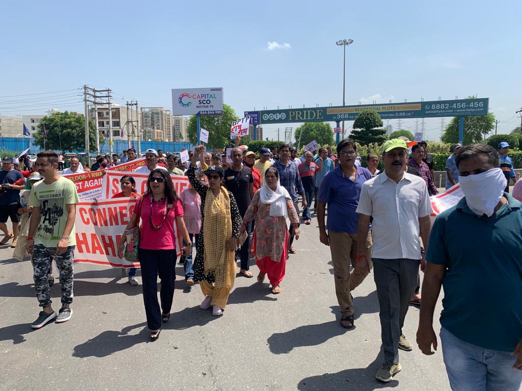 ashokkr76's tweet photo. @PMOIndia @narendramodi @DC_Faridabad @DistrictAdm_FBD @cmohry @mlkhattar @ndtv @NavbharatTimes
स्मरण पत्र 37वां
घोर भ्रष्टाचार के बावजूद किसी के कान में जूं तक न��ीं रेंग रहा, सब खामोश हैं और अब तो भ्रष्ट बिल्डर #BPTP हमें जान से मरने की धमकी भी दे रहा है। https://t.co/n8Pgjh6cff