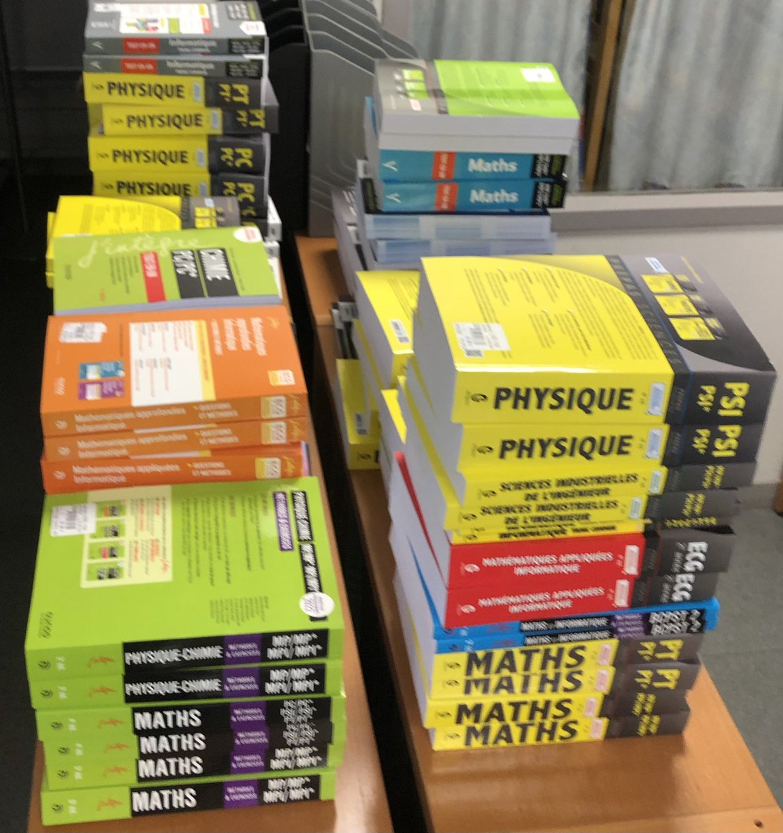 v_kerbellec's tweet photo. 1er arrivage au CDI des 120 ouvrages commandés pour les #cpge scientifiques 2e année, en lien avec la réforme…  Il n’y a plus qu’à… @LyceeFermat https://t.co/4Kh5tGIM3w