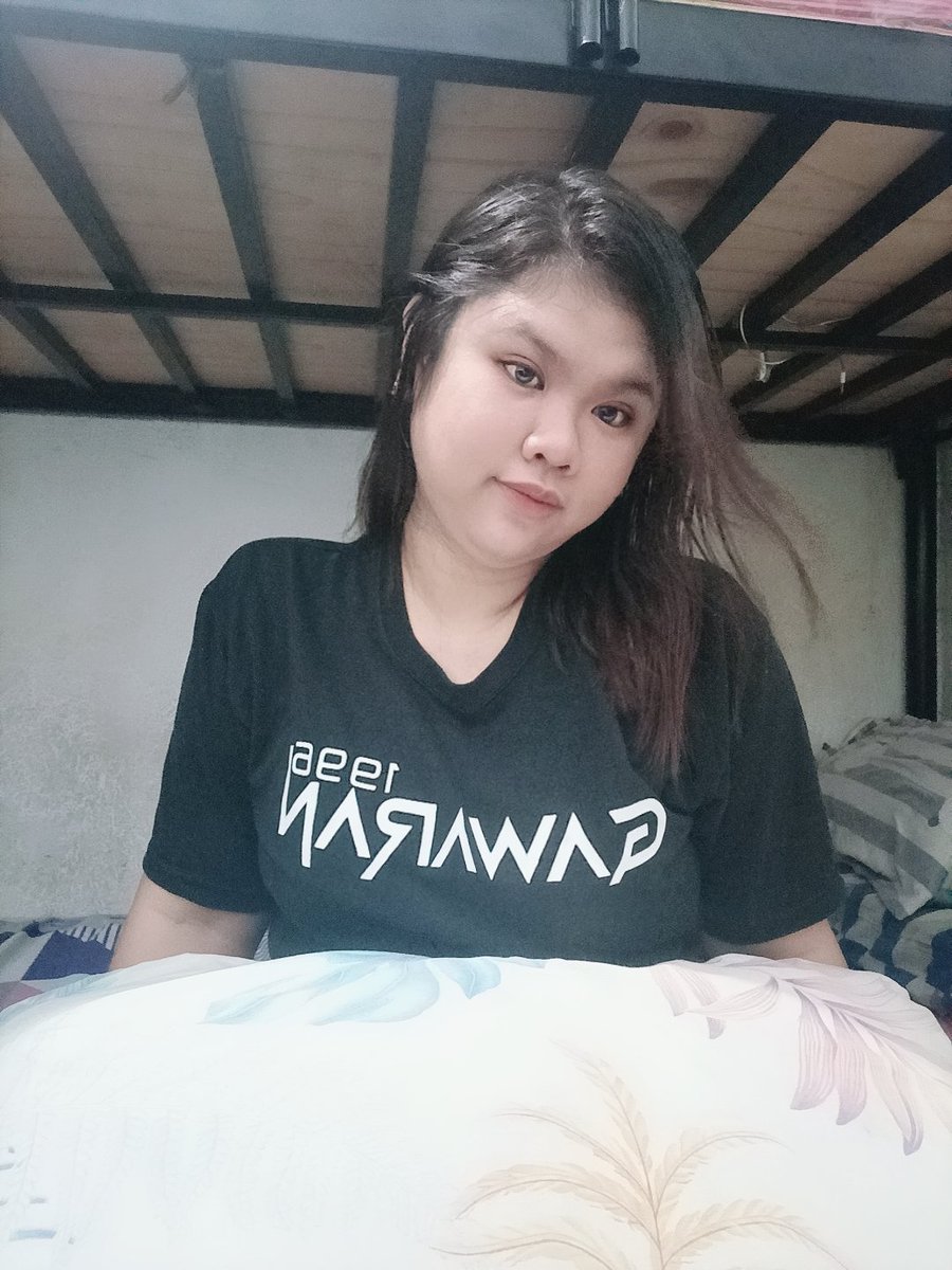 bbaeyahh's tweet photo. Ekis yung headset sa taas, ipitan ko yun ng phone pag manood ako hahahaha https://t.co/EtlX8fW9i7