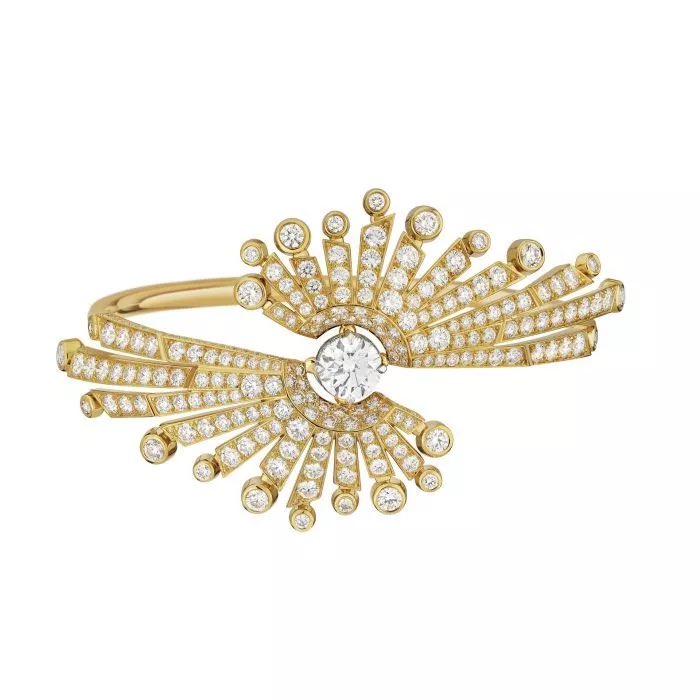 Collection de Haute Joaillerie « 1932 » de #CHANEL

📸 Bracelet Soleil Contrasté en or jaune, platine et diamants, avec 1 diamant taille brillant 1,50 ct

🔗 à lire sur #espritdegabrielle : bit.ly/3OJydAi

#CHANELHighJewelry #CHANEL1932