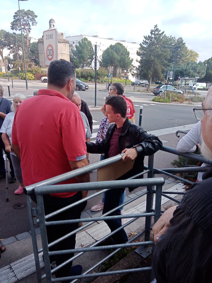 OrvaultPcf's tweet photo. 📢Au côté des habitants, la #CSF44, le #PCF44, la @CGTFAPT44 & des élus #Nantes se sont de nouveau rassemblés ce samedi 03 septembre pour défendre le maintien du bureau de Poste de la #Contrie & l'ensemble des services
La mobilisation va continuer dans les prochaines semaines!✊ https://t.co/KxKyiN35bq