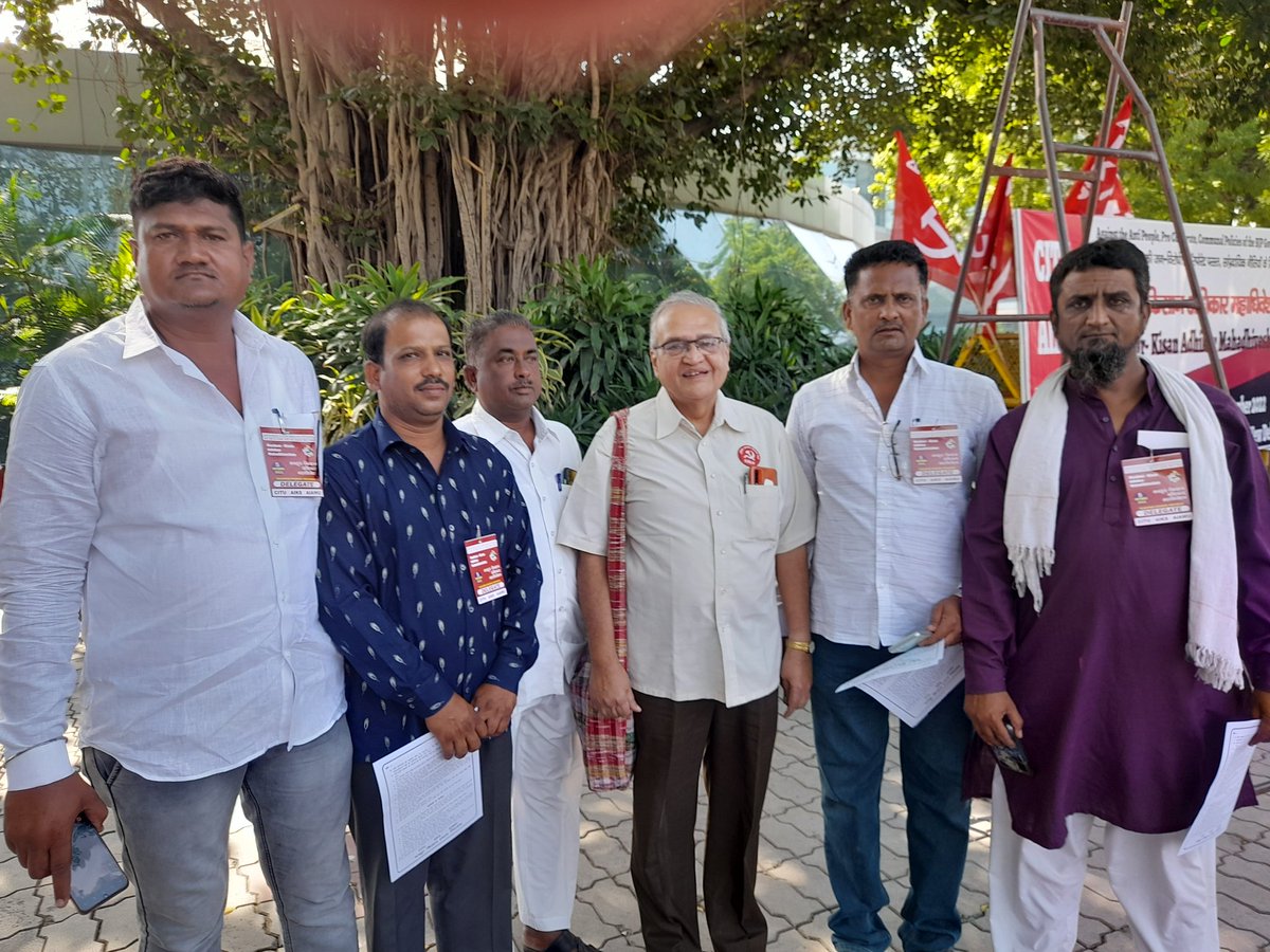 WasimMu26862703's tweet photo. भाजपा सरकार की जन विरोधी नीतियों के खिलाफ मजुदर किसान अधिकार महाअधिवेशन @Awhadspeaks @BeediLivelihood @ChhaganCBhujbal @jigneshmevani80 @SAJIDAS68363449 @saamTVnews @deepalisayed @BalkrishnaDodd2 @Jayant_R_Patil @zee24taasnews https://t.co/4Dorhpxilc