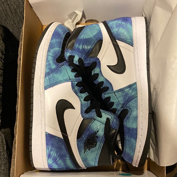 ShemikaFord3's tweet photo. So good I had to share! Check out all the items I'm loving on @Poshmarkapp #poshmark #fashion #style #shopmycloset #nike #vineyardvines: https://t.co/uCdxgn79bJ https://t.co/DjYfPSG5Wk