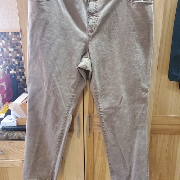 MissWStack's tweet image. So good I had to share! Check out all the items I'm loving on @Poshmarkapp #poshmark #fashion #style #shopmycloset #levis #lancome #laurenralphlauren: posh.mk/09AagbXFTrb