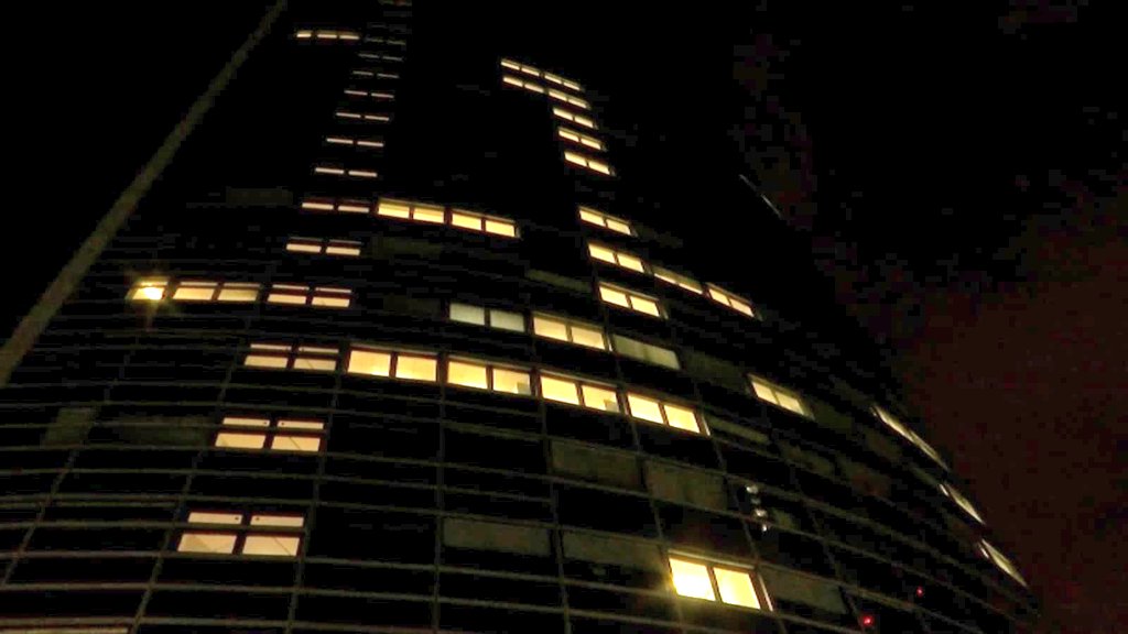 Brevesdepresse's tweet photo. ⚡🇨🇵FLASH - Dans le quartier de la Défense, à Puteaux, la Tour Séquoia, abritant le ministère de la Transition écologique ainsi que celui de la Transition énergétique, est éclairée la nuit alors même que cela est interdit par la loi, constate la présidente de l'ANPCEN, sur BFMTV. https://t.co/YuqtlvQYgg