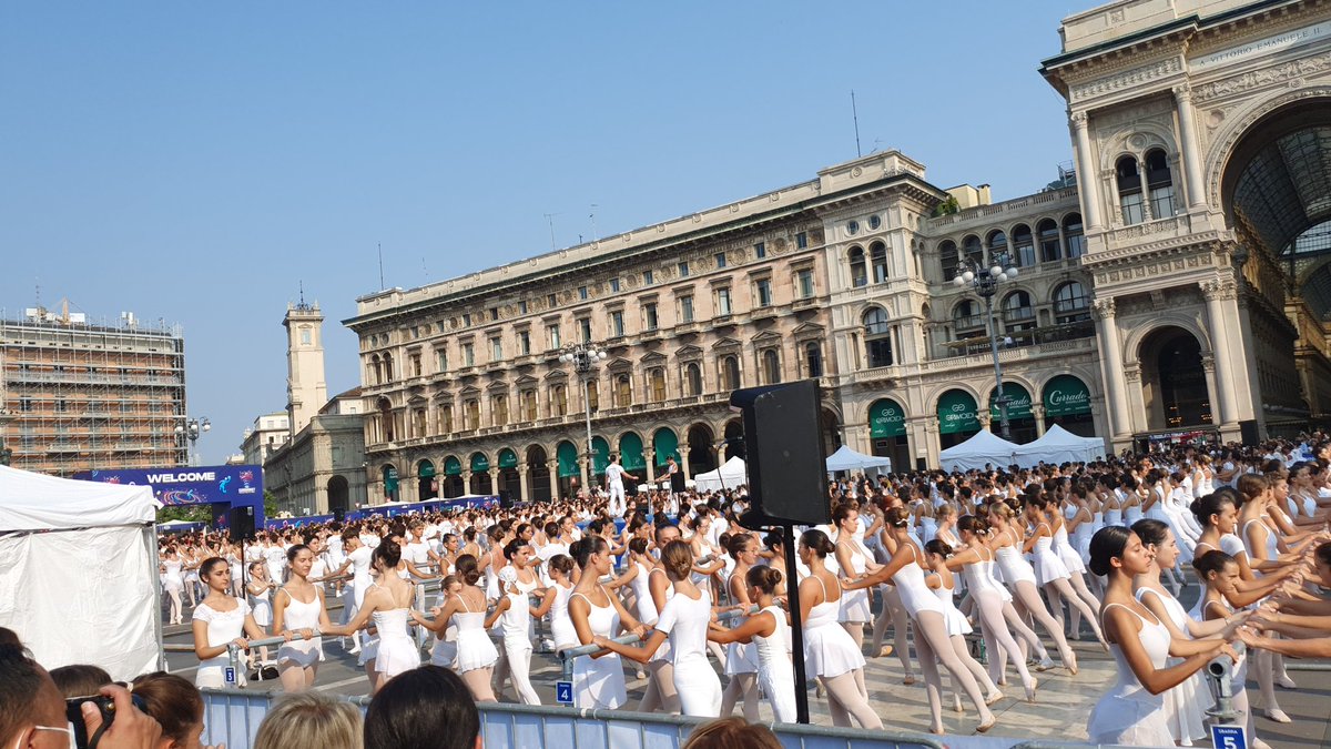 chiarabonomi's tweet image. Che meraviglia #piazzaduomo piena di Ballerini in bianco,  ricolma di passione, impegno e  arte. 
Grazie @RobertoBolle hai regalato ai partecipanti un'emozione bellissima e reso @ComuneMI un palcoscenico unico al mondo.