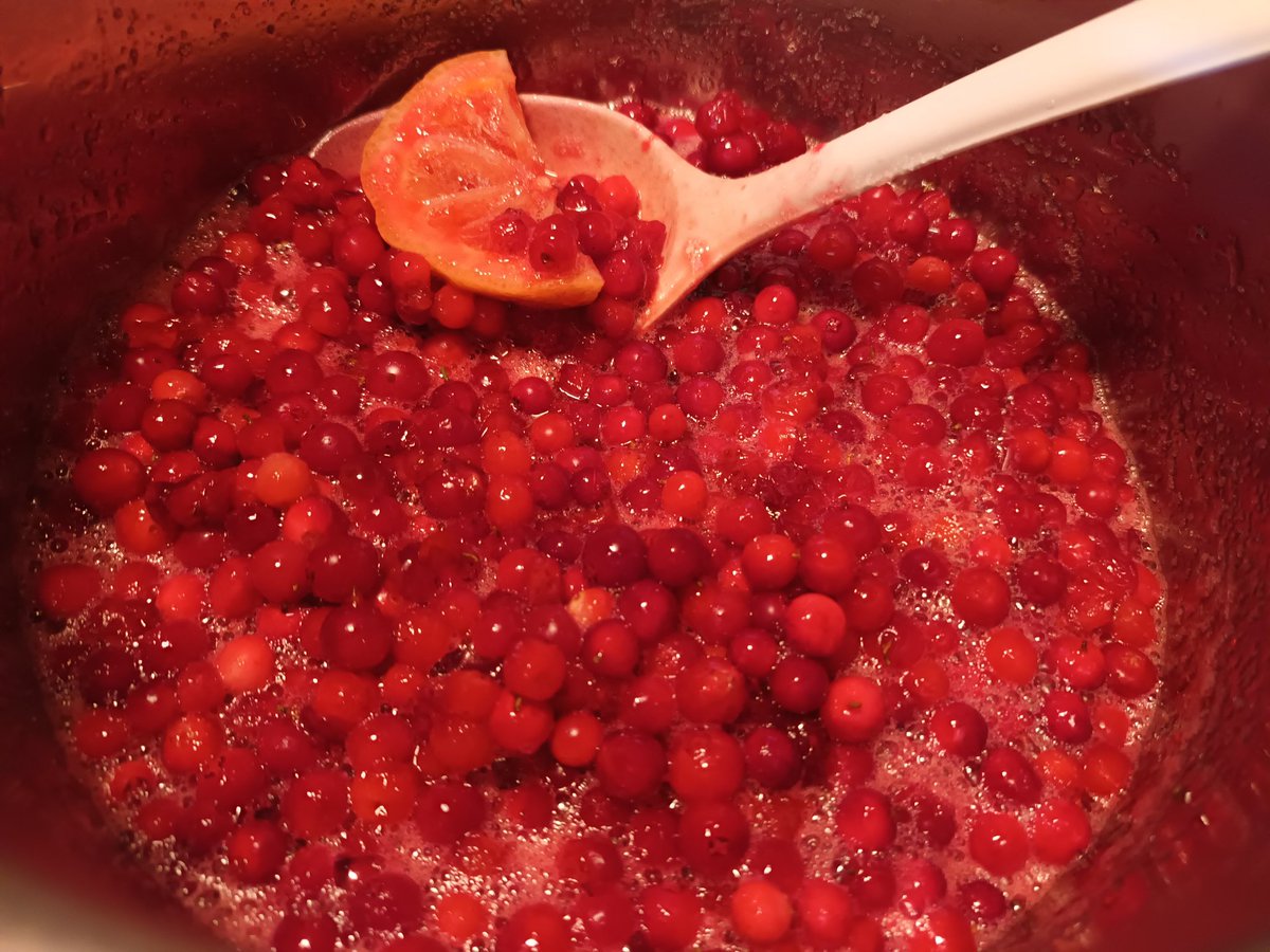 kristallnaach's tweet photo. Unsere Produktion ist angelaufen..
..morgen gehen wir in Serie 🙃🤣😝
🇸🇪 #Lingonsylt selbstgemacht 😋
🎄#Weihnachten kann kommen🎅
#Schweden 🇸🇪 #Elchenländle22
😋#Lingon 😍#Preiselbeeren😘
#Furesjön 🇸🇪 #VästraGötaland https://t.co/cA8snH3yH4