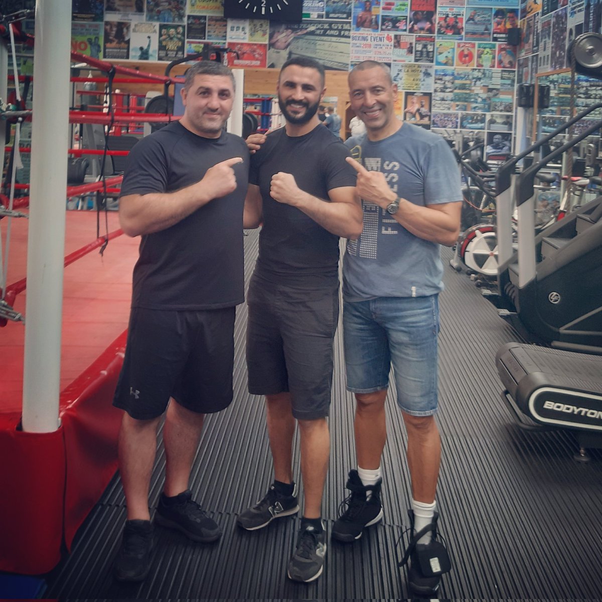 OzgulSiar's tweet image. Today is a great day at the gym with Erik Teymour, Martin Bowers &amp;amp; Peacock boys!

#boxing #boxintraining #withteam
#siarsboxing #siarozgul