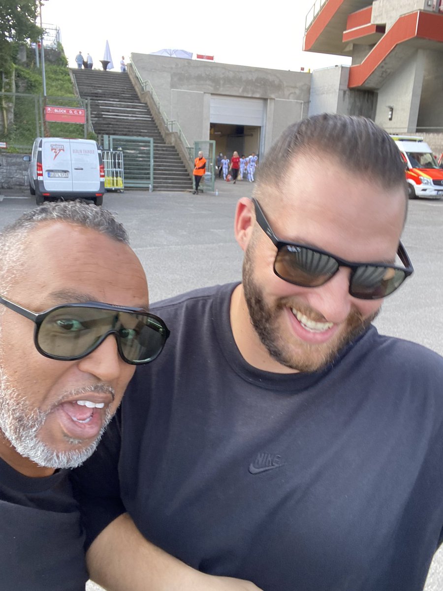 EsumePatrick's tweet photo. Er wollte kein Selfie 🤳🏾 mit mir machen…aber zum Podcast hab ich ihn überreden können.
🔥 ONLINE NOW 🔥
#coachesume #cockcommander #rannfl #ranNFLsuechtig #footballbromance #europeanleagueoffootball https://t.co/hmR3SmXmZL