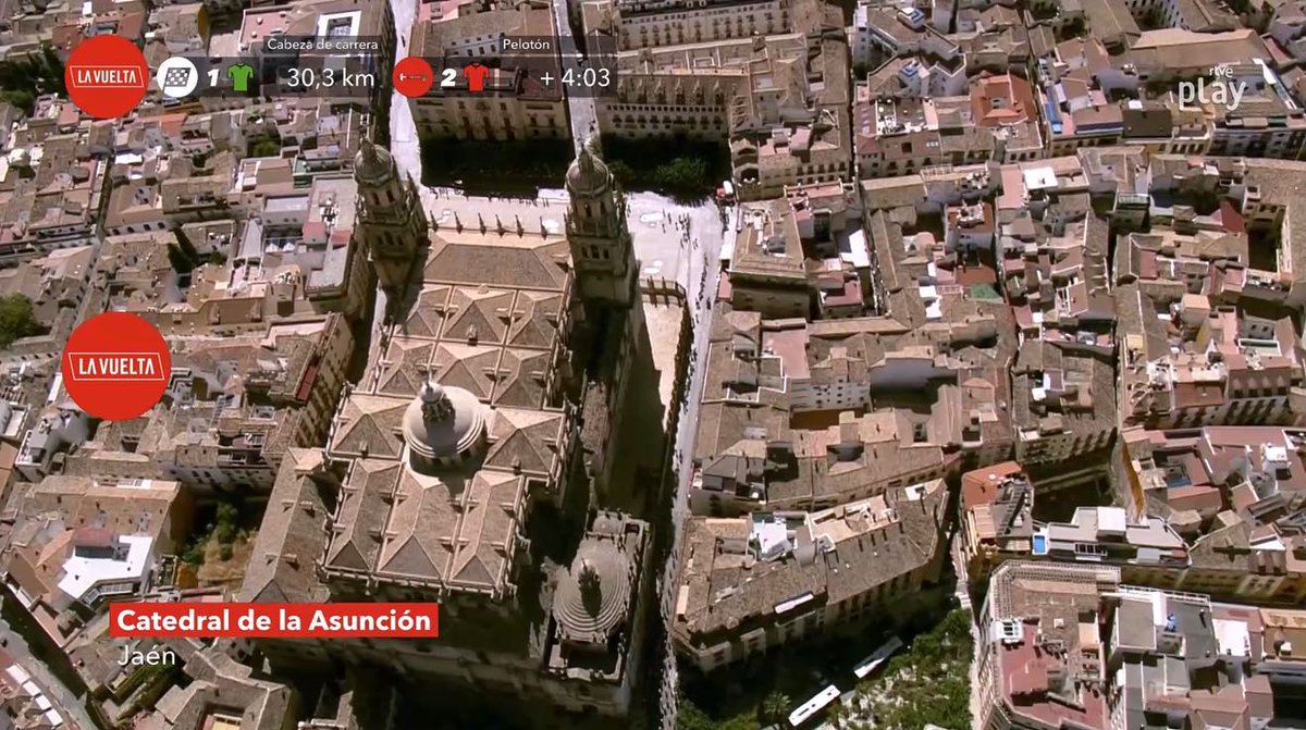 Calderon_1949's tweet photo. 🖥🎥 Espectaculares las imágenes de #Jaén que nos dejaba @LaVuelta en @RTVE, de la imponente #CatedraldeJaén, de sus #techumbres, en las que tanto disfrutamos trabajando, del entorno de la ciudad... 😍
#Ciclismo #Jaén #SomosCalderónySeNota #ConSelloCalderón #Catedral #Patrimonio https://t.co/0nlGJV7M0L