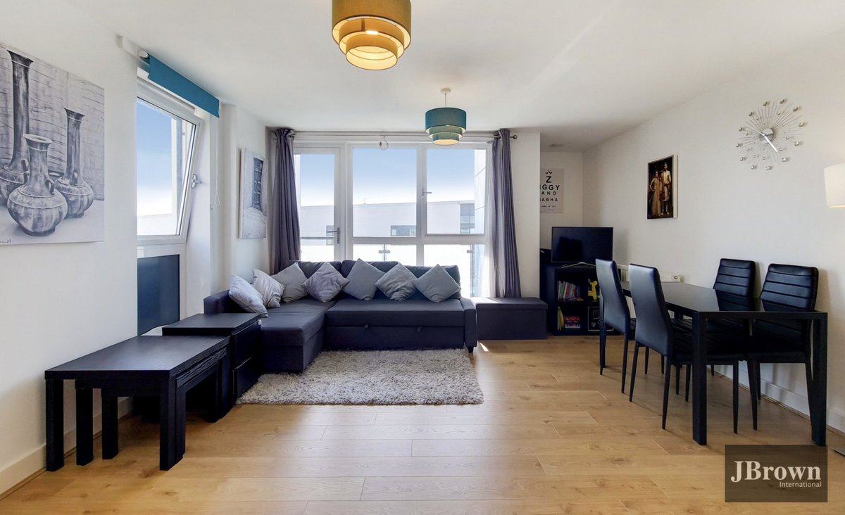 Jbrownproperty's tweet photo. This is a beautiful spacious 1 Bedroom Flat, available now. Located in E15, with amazing transport links and Westfield Shopping Centre within a 5 minute walk away. This property has a concierge service and a rare parking spot with a gym below. Perfect for a first time buyer. https://t.co/Laz5saqLWd