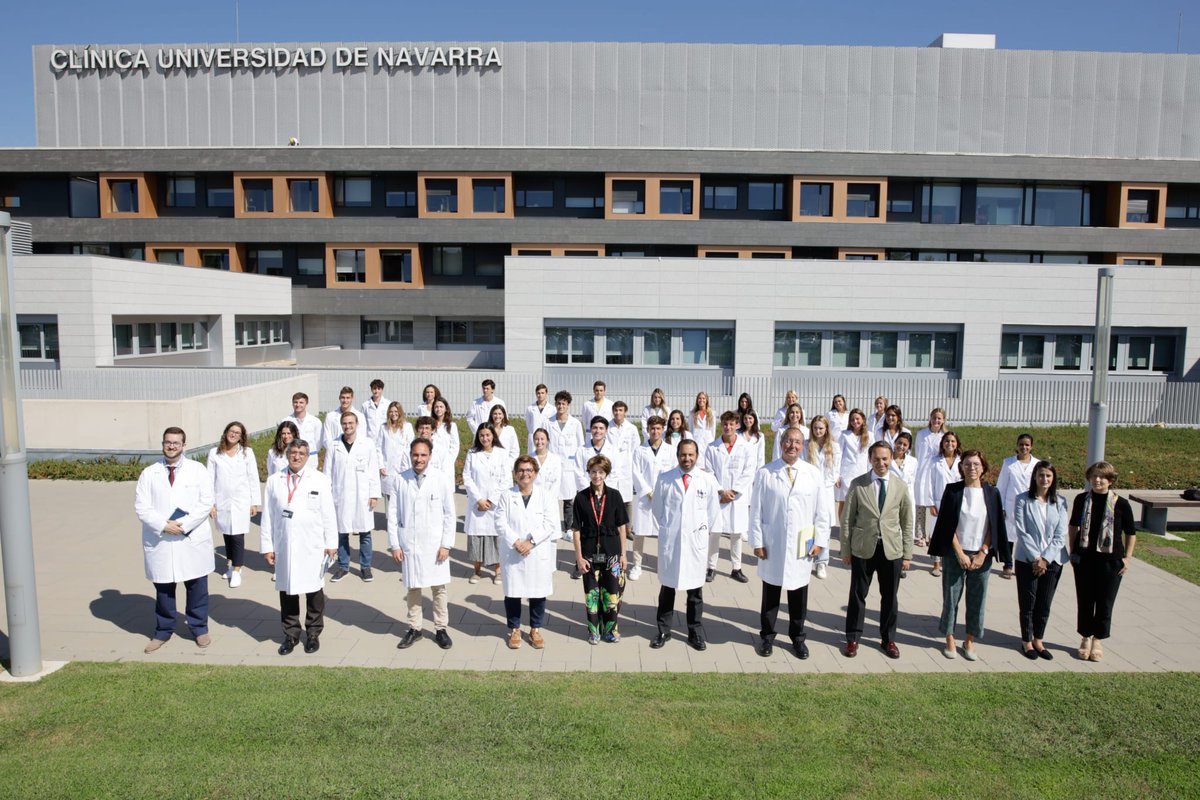 MedUNAV's tweet photo. Los alumnos de 3º de #MedUNAV inician un curso completo de rotaciones en las sedes de la @ClinicaNavarra

➡️Tanto en Pamplona como en Madrid, los estudiantes se formarán además en 72 grandes síndromes y se iniciarán en el análisis de artículos científicos

https://t.co/ekvPippPuM https://t.co/p8J1vSotvH