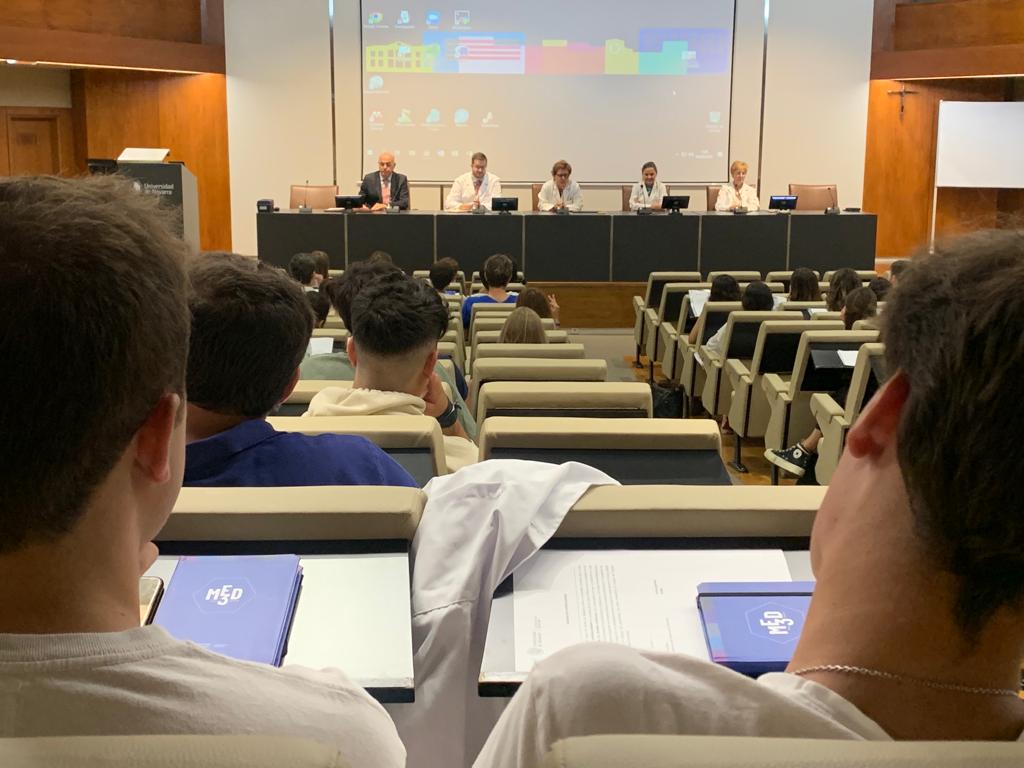 MedUNAV's tweet photo. Los alumnos de 3º de #MedUNAV inician un curso completo de rotaciones en las sedes de la @ClinicaNavarra

➡️Tanto en Pamplona como en Madrid, los estudiantes se formarán además en 72 grandes síndromes y se iniciarán en el análisis de artículos científicos

https://t.co/ekvPippPuM https://t.co/p8J1vSotvH