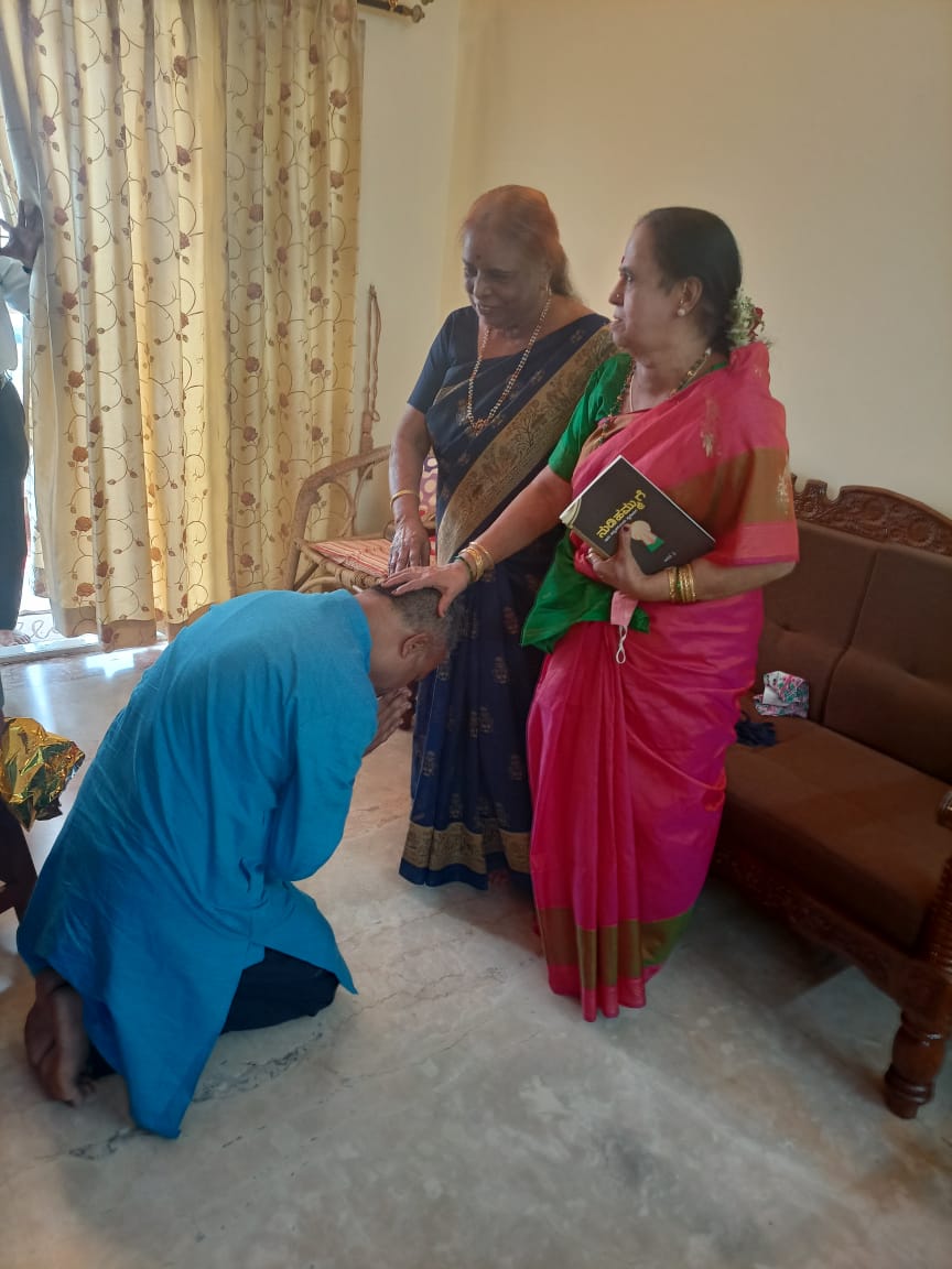 Anand_GJ's tweet photo. ನನ್ನ ಹೊಸ ಪುಸ್ತಕ "ನುಡಿಹಮ್ಮುಗೆ: ಇದು ಕನ್ನಡಕ್ಕೊಂದು ಕೈಪಿಡಿ"ಯನ್ನು ಇವರುಗಳು ಲೋಕಾರ್ಪಣೆ ಮಾಡಿ ನನ್ನನ್ನು ಹರಸಿದರು...
#Language_Planning
#ಕನ್ನಡದ_ನುಡಿಹಮ್ಮುಗೆ https://t.co/xwyt6OiIAf https://t.co/zxgKJwExTo