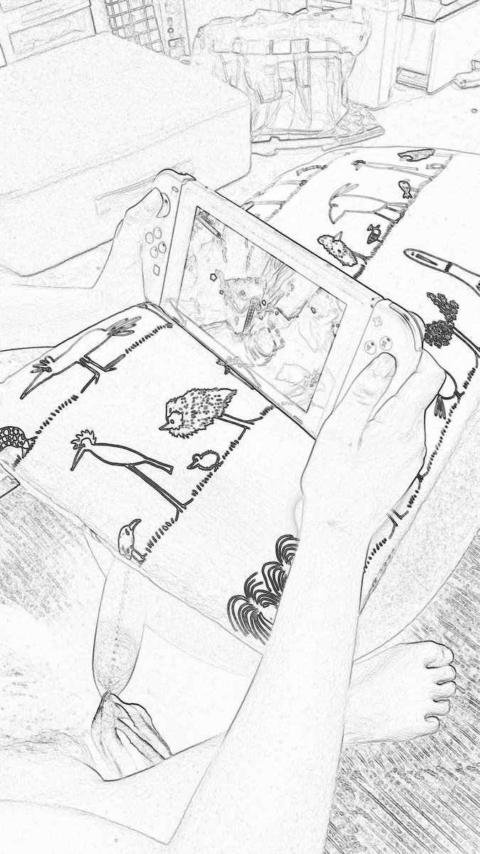 ゲームをやる子供の手 