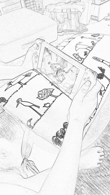 ゲームをやる子供の手 
