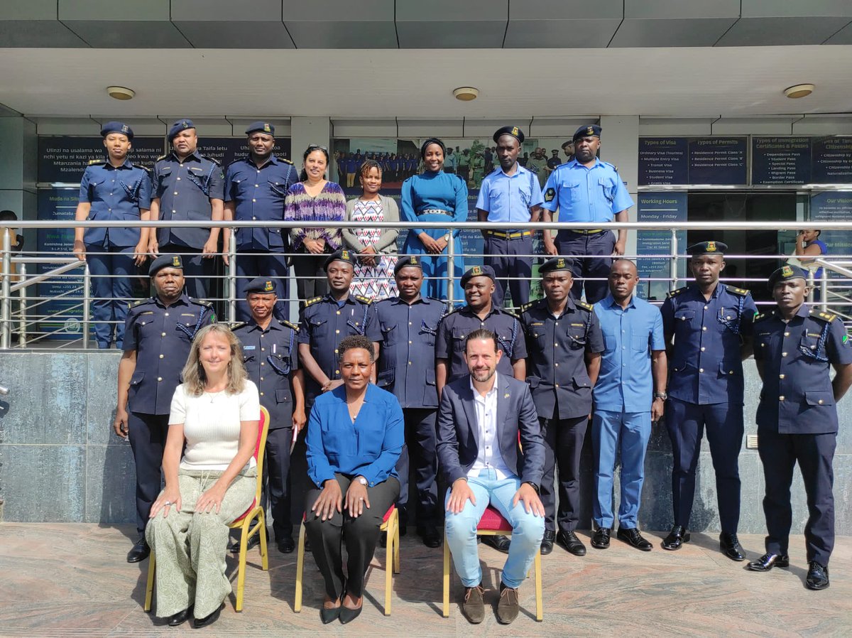 DTenV's tweet photo. Op uitnodiging van de immigratiedienst van Tanzania, gaf de DT&amp;V de training #Hostmanship, de kunst van het welkom voelen, dienstbaarheid, verantwoordelijkheid en compassie. Bedankt voor de warme en welkome ontvangst! https://t.co/vnucOprwO8