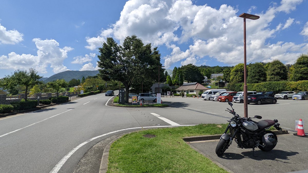 gb3502's tweet photo. 一ヶ月ぶりのおバイク🏍シャインマスカットのパフェ、美味し🍇
#XSR900 #笛吹川フルーツ公園 #シャインマスカット ＃ボッチ https://t.co/K6Bs9UI9cq
