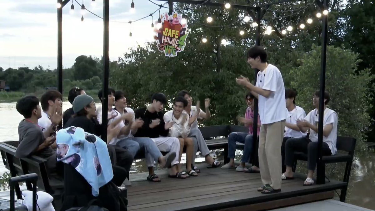 mg_ku_mp's tweet photo. はっぴばーでーとぅゆー
はっぴばーでーとぅゆー👏

 #24thHappyFirstDay
 #GMMTVSafeHouseSS4D1 https://t.co/YxiqgysQEk