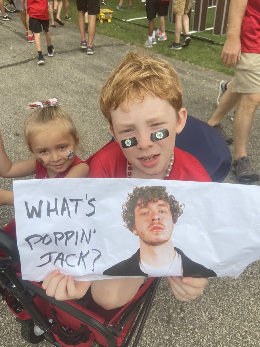 BenLovesBrutus's tweet photo. He didn’t get on @CollegeGameDay but seeing @jackharlow perform live was pretty cool. Can’t wait for next time. Love that @ESPNCFB is back! #gamedaysign #gamedaysigns #GoBucks https://t.co/dVk3OMhi8w