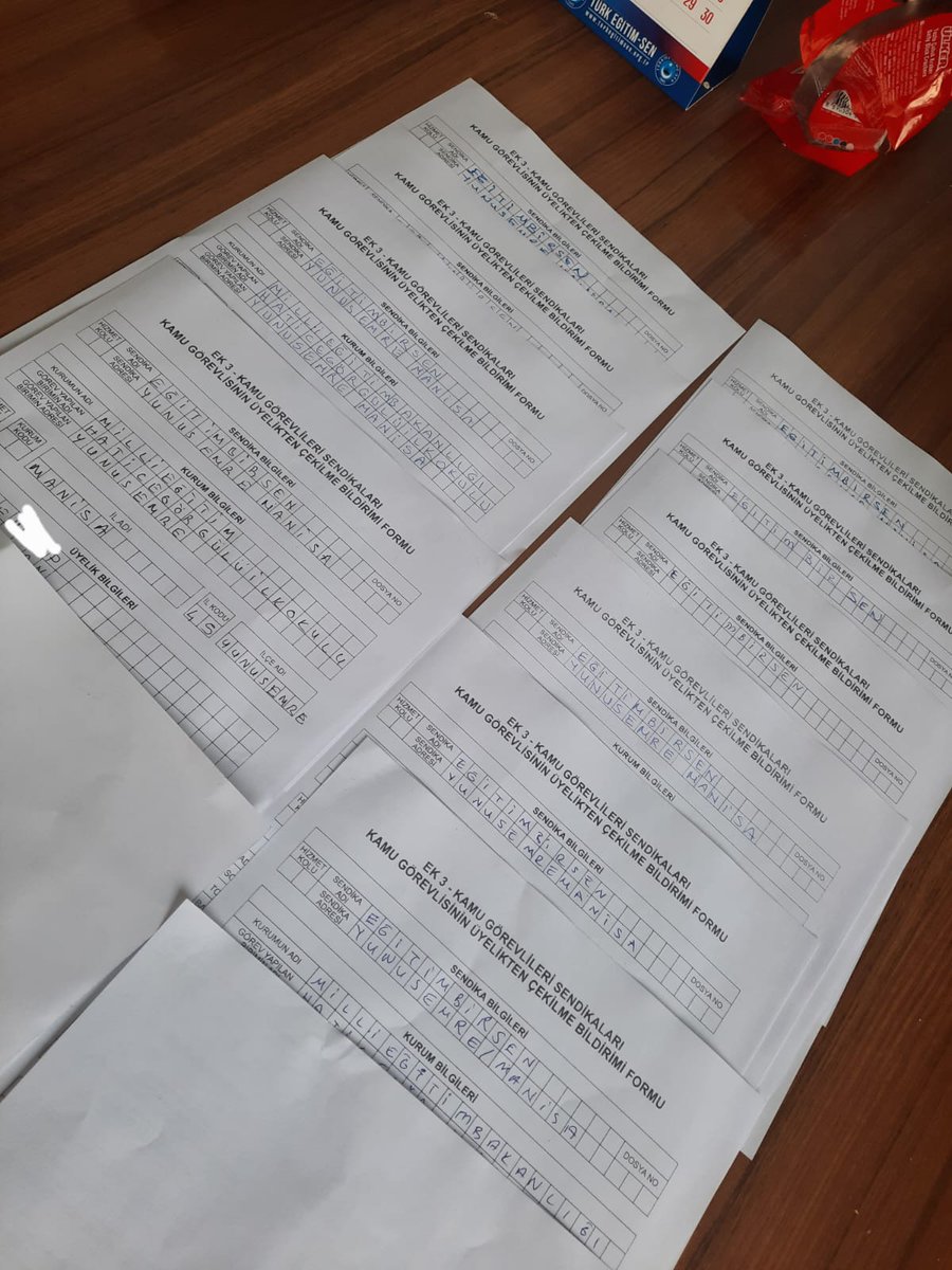 Manisa'da tepkisini birlikte ortaya koyan aynı okuldan 10 cesur yüreği tebrik ediyorum. Bizlerin yanında saf tuttuklarında başlarını öne eğdirmeyeceğimize de il başkanı olarak söz veriyorum. Hayırlı olsun...
#yetkisizsendikaistifa