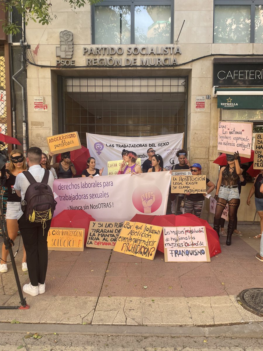 AsociacionCATS's tweet photo. Concentración en @PSOE_RM ya que la Ministra se rajó al final para venir a Murcia
Decís que queréis abolir la prostitución. Pero no lo vais a conseguir. Sólo vais a hacer nuestra vida mucho más difícil y peligrosa, mientras tranquilizáis vuestras conciencias👇🏾 https://t.co/MSN3LwqjPt