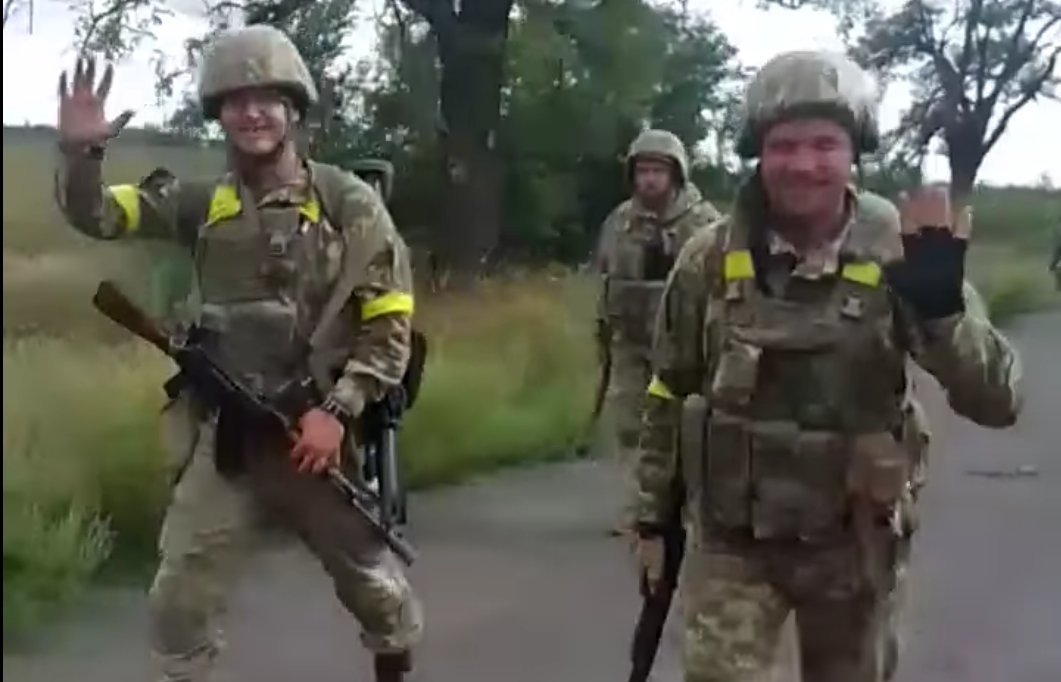Julian Röpcke🇺🇦 on Twitter ""Ukrainian soldiers in Kherson wear no