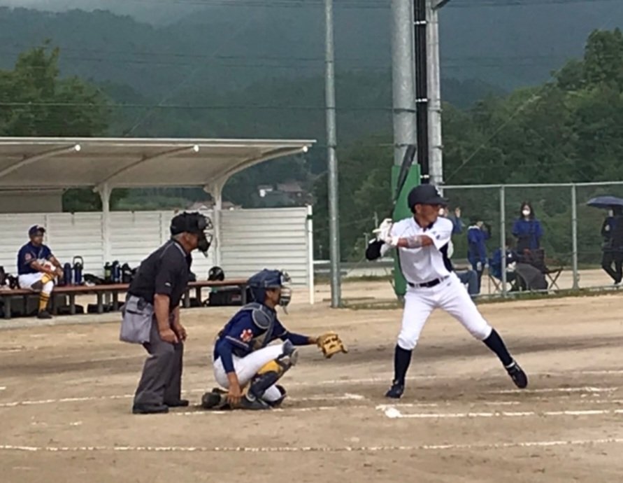 mitoG's tweet photo. 40歳以上の壮年チームで鷲羽杯に出場⤴️
地元の中学生と対戦⚾
３年生だけの引退試合
楽しそうに野球してる
２ー２同点、抽選勝ち
大人げない…
２試合目は20代のチームにボロ敗け⤵️
２つキャッチャーやると全身の筋肉痛が痛い(T-T)
２日後の明日が怖い！
大好きな９月がやってきた☀️ https://t.co/p1hSrSSuoG