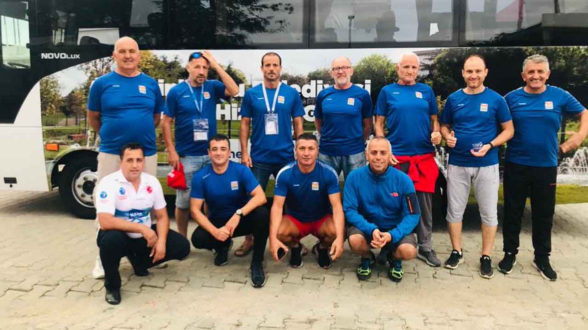 IstanbulMilat's tweet photo. Zeytinburnu Masterlar Keşan’dan 8 Madalya İle Döndü: Bu yıl ilki gerçekleştirilen Keşan Açık Su Yüzme Şampiyonasına katılan Zeytinburnu Belediyesi Masterlar Yüzme Ekibi, çeşitli yaş kategorilerinde dereceye girerek eve 3 altın, 2 gümüş ve 3 bronz madalya… https://t.co/TS42EsSohI https://t.co/cbnAn9cnJL