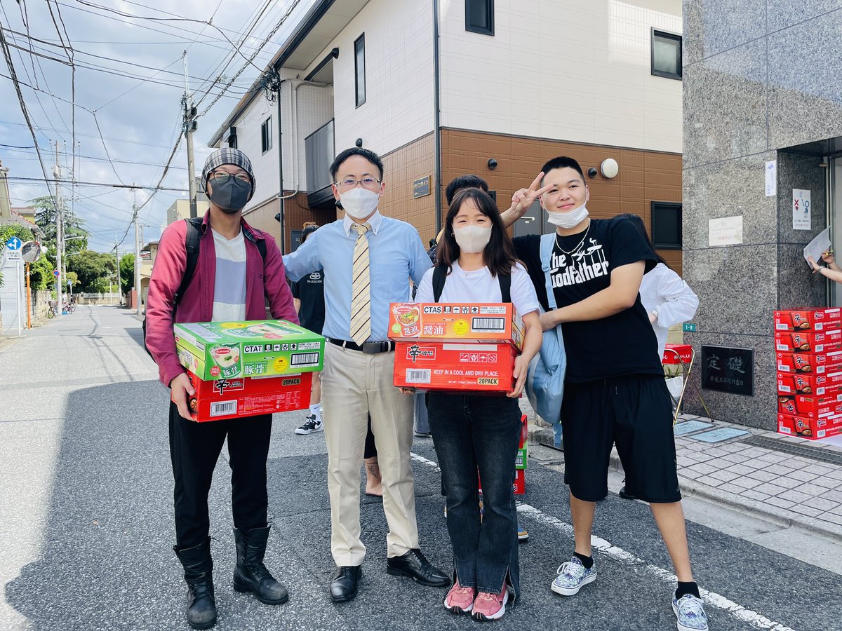 fleatokyo's tweet photo. JASSOと学校合同のプログラムで学生たちへ食支援を実施しました。
1人2箱でちょっと重いですが、学生たちが嬉しくて満足しています！
＃日本留学。#japaneseschool。#Japaneseculture
＃留学生 #duhocnhatban 
＃studyinjapan https://t.co/1AG7jRZDsz