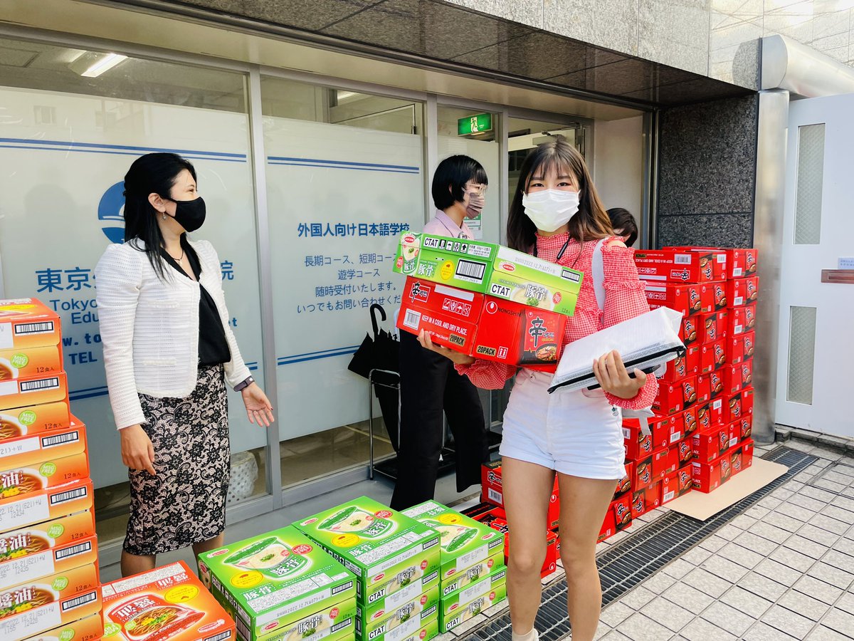 fleatokyo's tweet photo. JASSOと学校合同のプログラムで学生たちへ食支援を実施しました。
1人2箱でちょっと重いですが、学生たちが嬉しくて満足しています！
＃日本留学。#japaneseschool。#Japaneseculture
＃留学生 #duhocnhatban 
＃studyinjapan https://t.co/1AG7jRZDsz