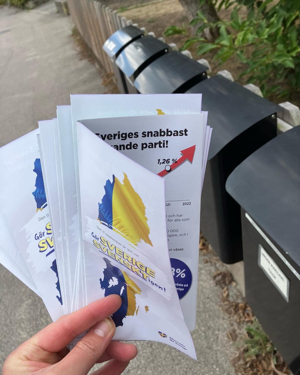 AfS_Blekinge's tweet photo. Nu kämpar vi på de sista dagarna innan valet. I dag vid lunchtid delades flygblad på Lindesnäs i närheten av mångkulturella Marieberg och Kungsmarken. 
#AfS2022
#Miljonprogrammet https://t.co/OSvYzFTtlP