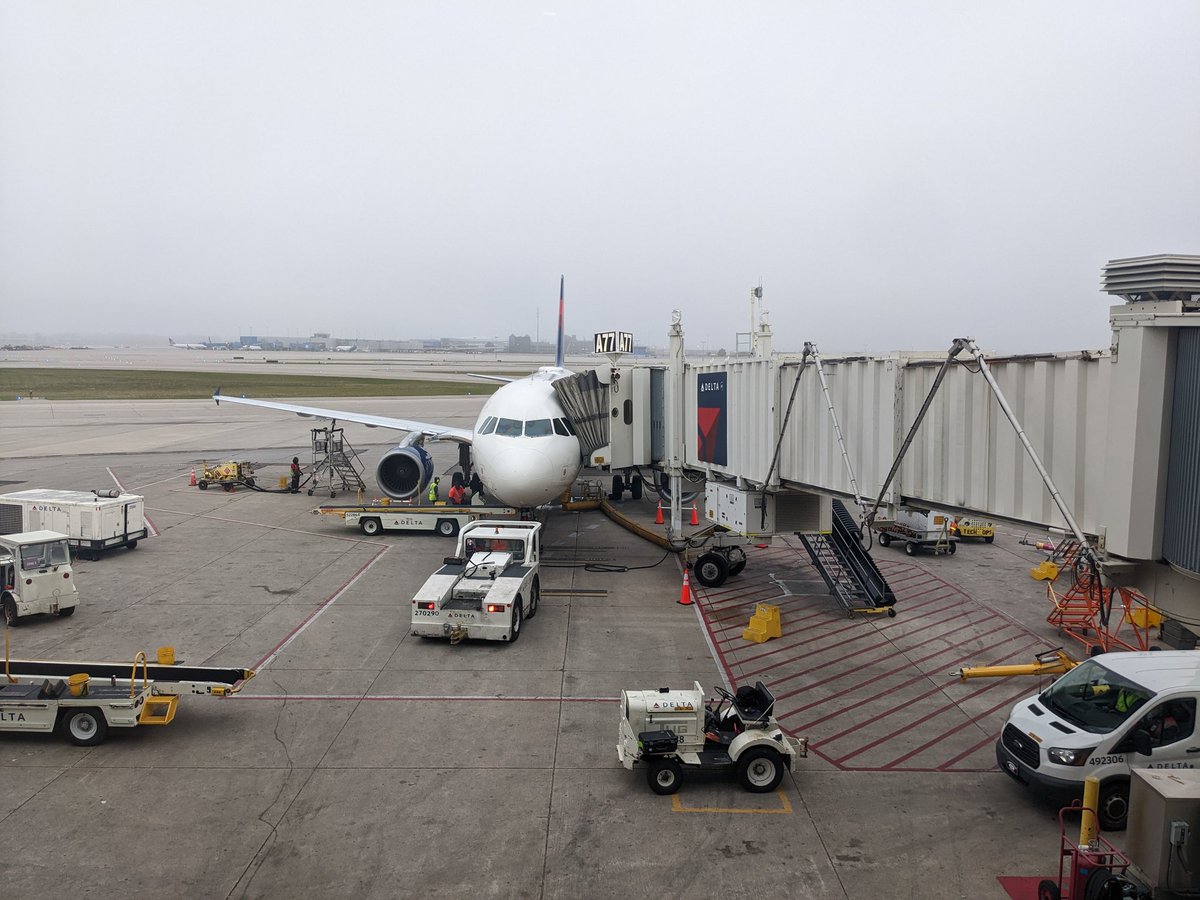 rophilogene's tweet image. Waiting our connection flight to Austin with @MorganPerry_ at Detroit International Airport - it's almost a sunny day 😅 We're heading to #developerweekcloud