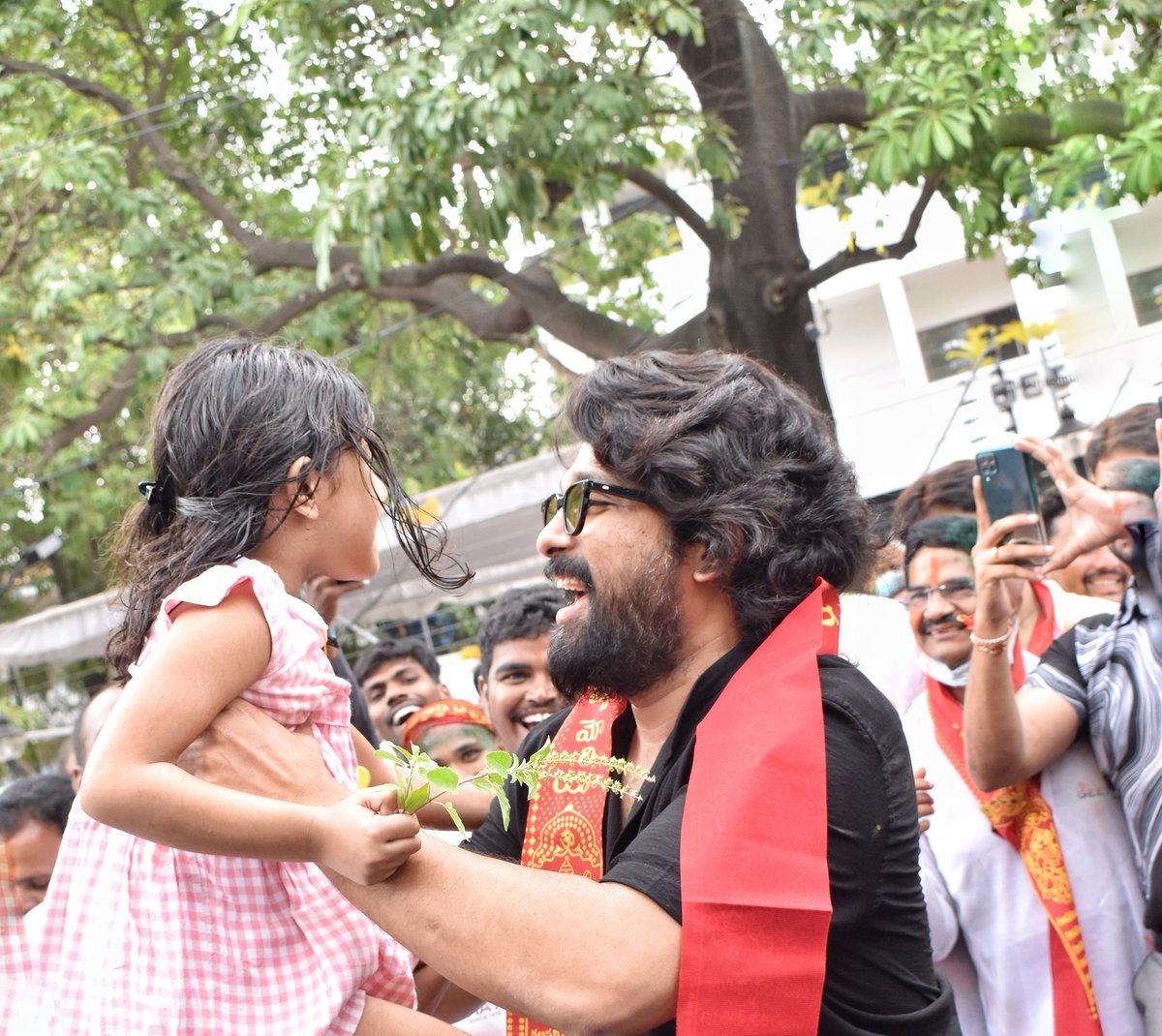imsarathchandra's tweet photo. Icon Star @alluarjun was in a celebratory mood as he bid adieu to Lord Ganesh along with his staff. The actor broke a coconut with his daughter #AlluArha by his side to kickstart the immersion procession. He also encouraged Arha to further take part in the festivities. https://t.co/zUI56S5PfO