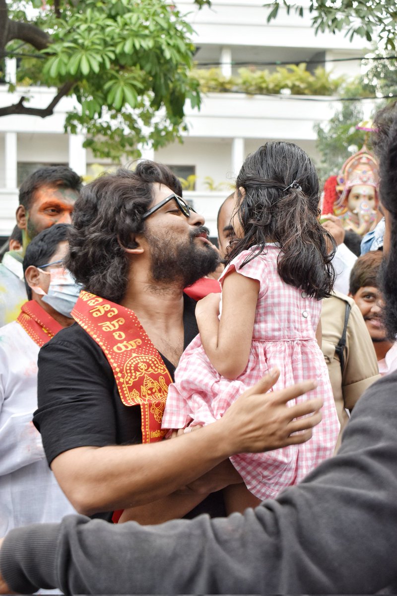 imsarathchandra's tweet photo. Icon Star @alluarjun was in a celebratory mood as he bid adieu to Lord Ganesh along with his staff. The actor broke a coconut with his daughter #AlluArha by his side to kickstart the immersion procession. He also encouraged Arha to further take part in the festivities. https://t.co/zUI56S5PfO
