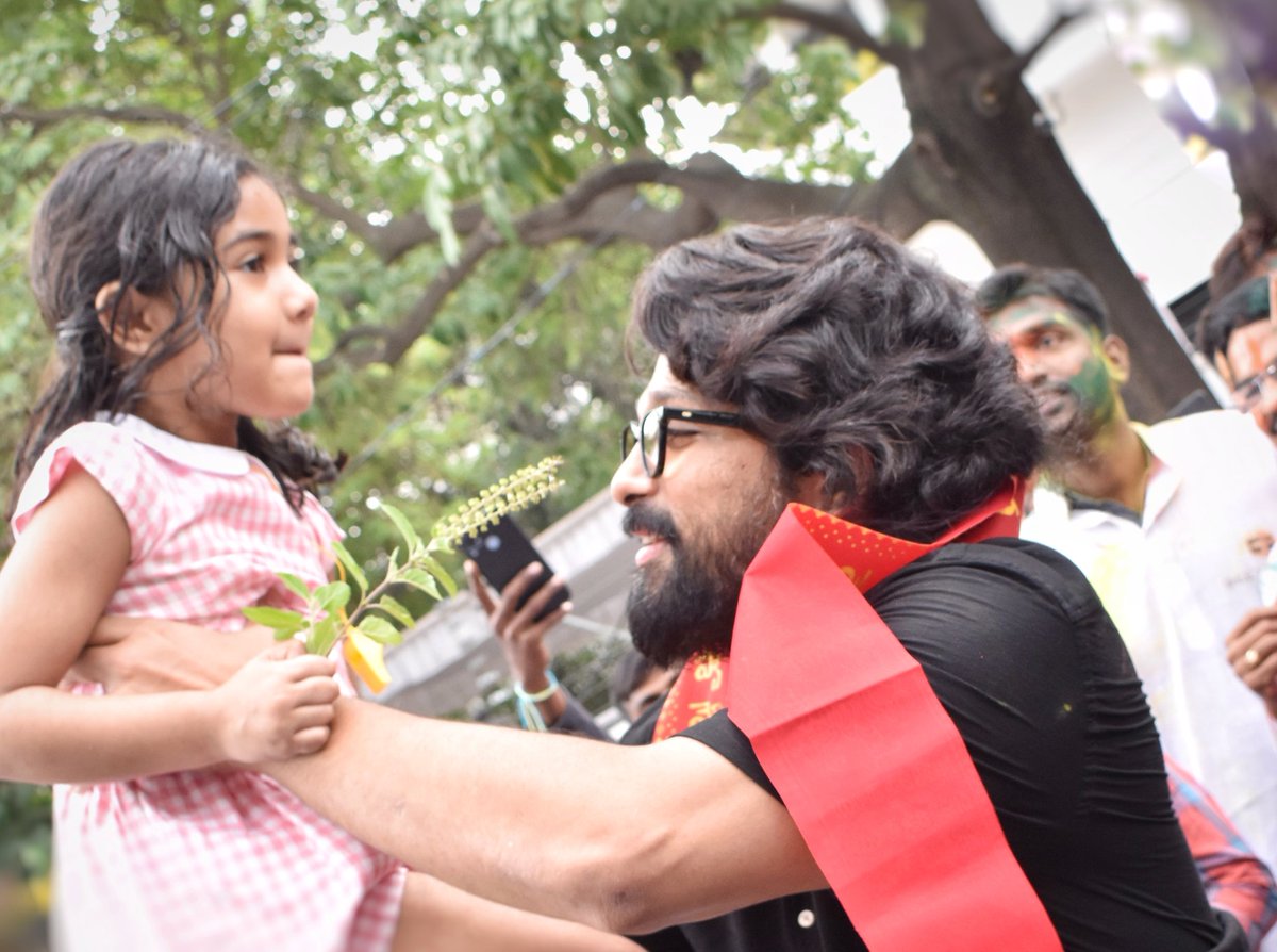 imsarathchandra's tweet photo. Icon Star @alluarjun was in a celebratory mood as he bid adieu to Lord Ganesh along with his staff. The actor broke a coconut with his daughter #AlluArha by his side to kickstart the immersion procession. He also encouraged Arha to further take part in the festivities. https://t.co/zUI56S5PfO