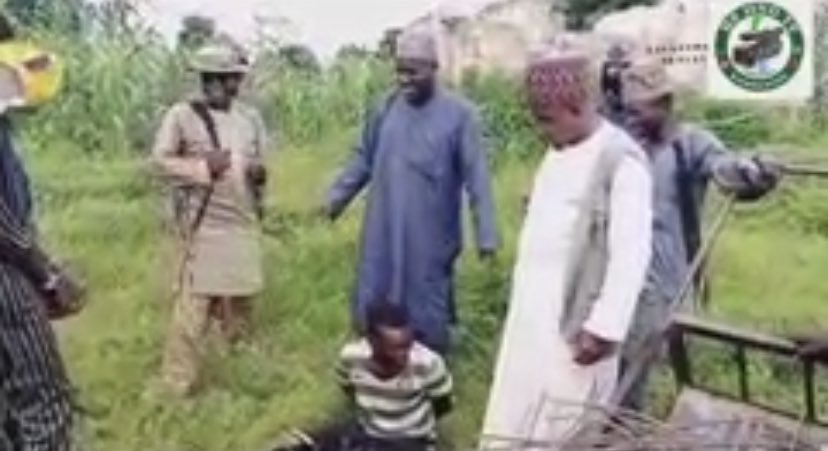 Edrees4P's tweet photo. Bandits arrested a thief in katsina and handed over to police. They expressed dissatisfaction over the way the thieves are destroying government properties in the state. https://t.co/grCKQUxWIv