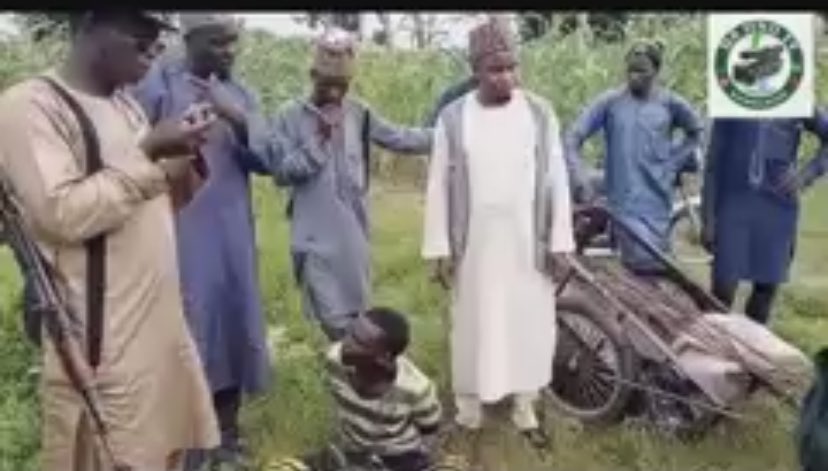 Edrees4P's tweet photo. Bandits arrested a thief in katsina and handed over to police. They expressed dissatisfaction over the way the thieves are destroying government properties in the state. https://t.co/grCKQUxWIv