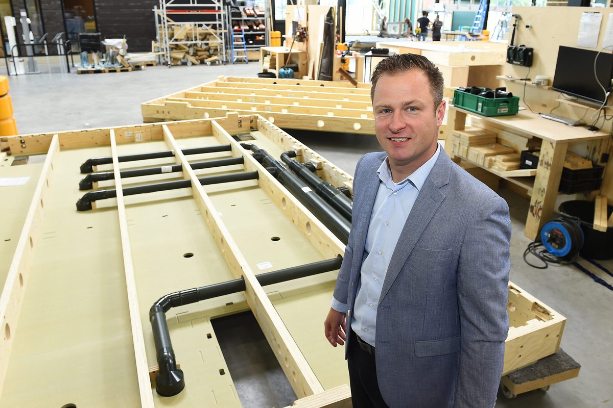 Houten woningen uit de fabriek staan in twee dagen
- Traditioneel is Nederland een land van steen en beton als het om huizenbouw gaat. Maar hout is in opmars, zowel bij gewone woningen als hoogbouw. Daarin loopt geWOONhout (Wehl) voorop. 

deachterhoeksecourant.nl/houten-woninge…