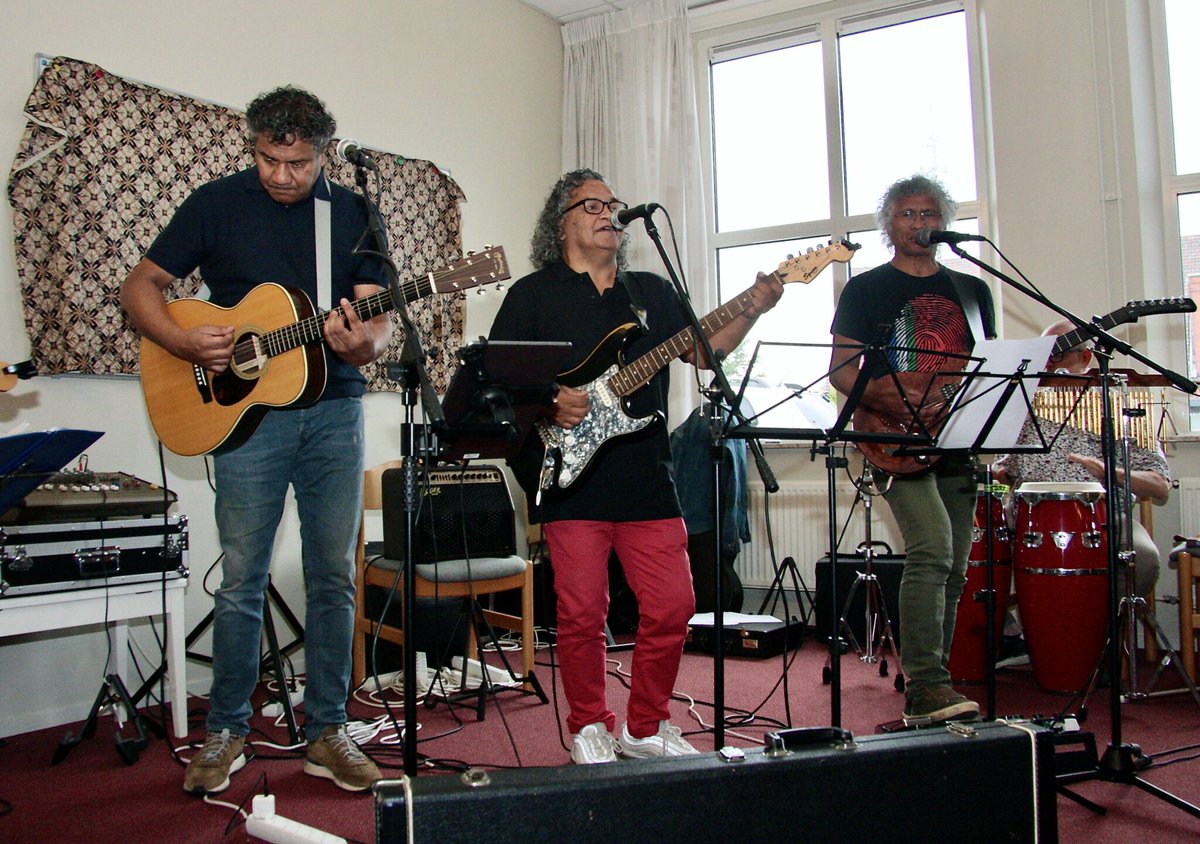 Muziek is wat onze Molukse verhalen verbindt - 

WINTERSWIJK - Nergens anders wordt zo duidelijk hoe belangrijk het is voor de Molukse gemeenschap om samen te eten en muziek te maken als op de maandelijkse terugkerende ontmoetingsdag van werkgroep Bersatu

deachterhoeksecourant.nl/muziek-is-wat-…