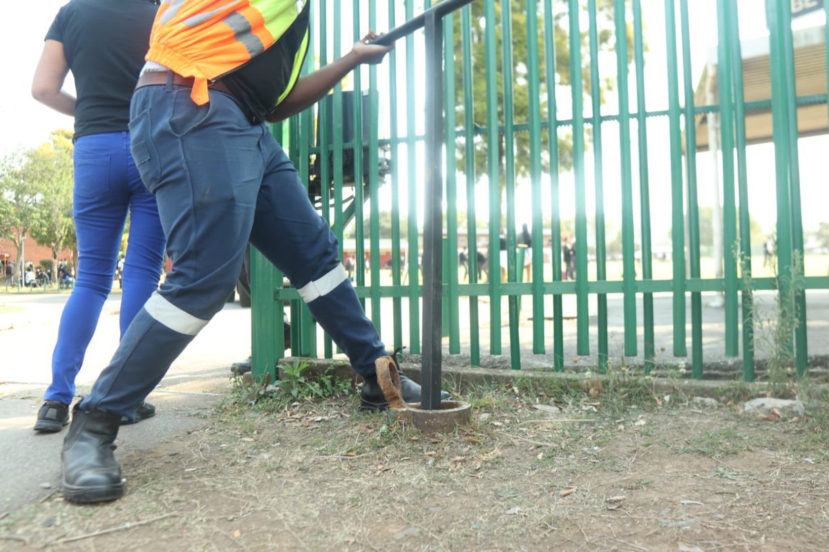 MsunduziM's tweet image. #playyourpart #DisconnectionDrive in progress 

Raisethorpe Secondary School has been disconnected for owing the Municipality over R2 Million. 

#payyourbills #payontime